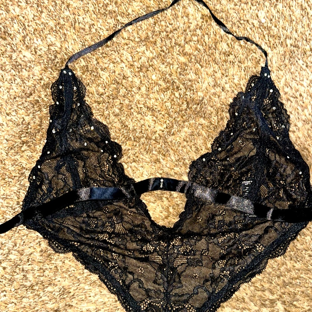 This beautifully beaded and shine bright with satin straps to tie on your hips!